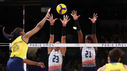 Ana Cristina em ataque contra a República Dominicana nas quartas de final