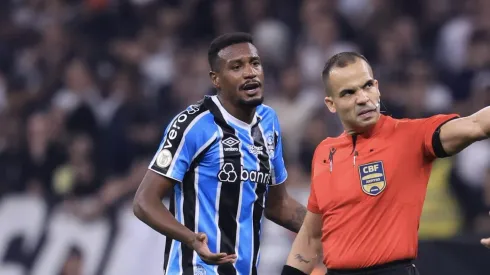 Edenílson ainda durante a partida de ida. Foto: Marcello Zambrana/AGIF