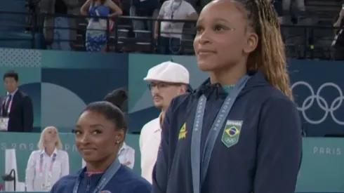 Simone Biles observa Rebeca Andrade no pódio das Olimpíadas 2024 – Foto: SporTV