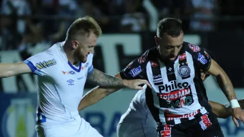 Paulo Sergio jogador do Operario disputa lance com Alemao jogador do Avai. Foto: Joao Vitor Rezende Borba/AGIF