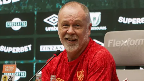 Mano Menezes espera contratação de atacante