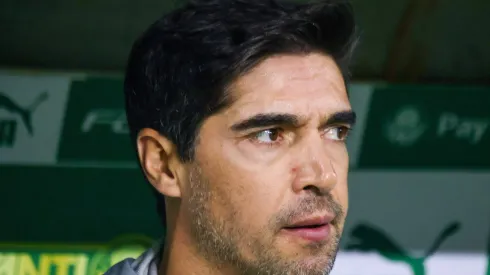 Abel vai pensar no time titular do Palmeiras contra Flamengo sem Mayke
