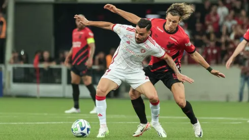 A transmissão ao vivo de Internacional x Athletico pelo site Bolavip Brasil começa às 17h30 neste domingo (11). Foto: Robson Mafra/AGIF