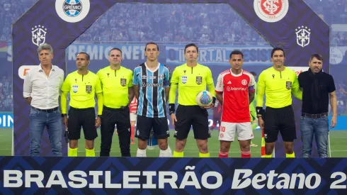 Jogadores de Grêmio e Internacional antes do clássico