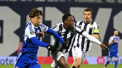 Baba Rahman pelo PAOK em disputa a bola com Takuro Kaneko. (Photo by Jurij Kodrun/Getty Images)