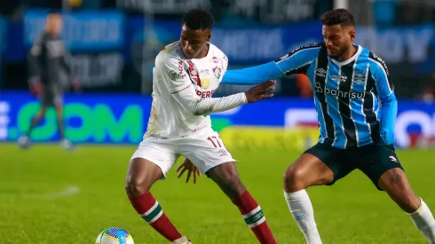 Jogadores de Grêmio e Fluminense em partida do Campeonato Brasileiro