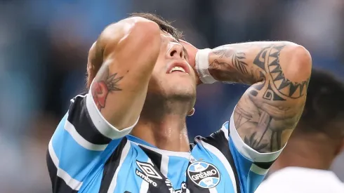 Carballo lamenta lance em partida do Grêmio. Em 2024 o uruguaio não atuou pelo Imortal