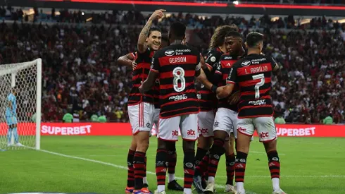 Pedro Guilherme do Flamengo celebrando com o elenco do primeiro gol durante o duelo contra o Cruzeiro- Brasileirao 2024 no Maracana