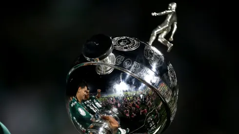 Taça da Libertadores da América vencida pelo Palmeiras em 2021 (Foto: by Ernesto Ryan/Getty Images)