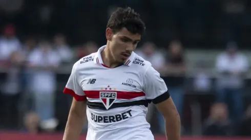 SP - SAO PAULO - 11/08/2024 - BRASILEIRO A 2024, SAO PAULO X ATLETICO-GO - Joao Moreira jogador do Sao Paulo disputa lance com Derek jogador do Atletico-GO durante partida no estadio Morumbi pelo campeonato Brasileiro A 2024. Foto: Anderson Romao/AGIF