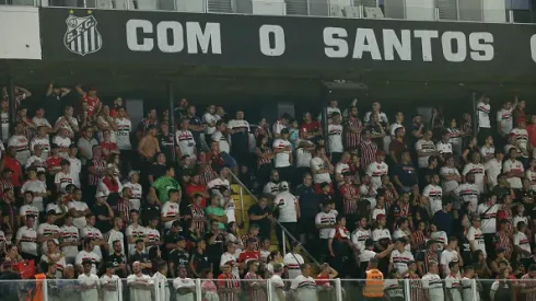 Torcida do Santos em peso vibrando no duelo contra o Sport - Campeonato Brasileiro