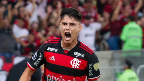 Luiz Araújo comemorando gol diante dos bolivianos.