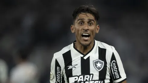 RJ – RIO DE JANEIRO – 11/06/2024 – BRASILEIRO A 2024, BOTAFOGO X FLUMINENSE – Damian Suarez jogador do Botafogo durante partida contra o Fluminense no estadio Engenhao pelo campeonato Brasileiro A 2024. Foto: Jorge Rodrigues/AGIF