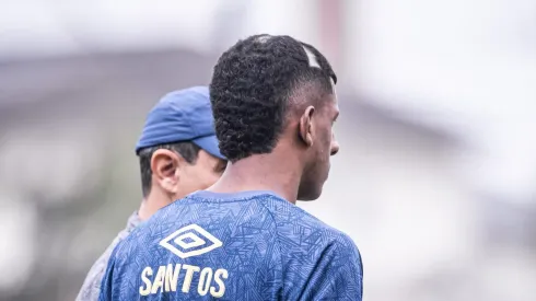 Alejandro Villareal conversa com Carille e pode receber chance. Foto: Raul Baretta/ Santos FC.