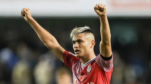 Carlos Alcaraz negocia saída do Southampton rumo ao Mengão.