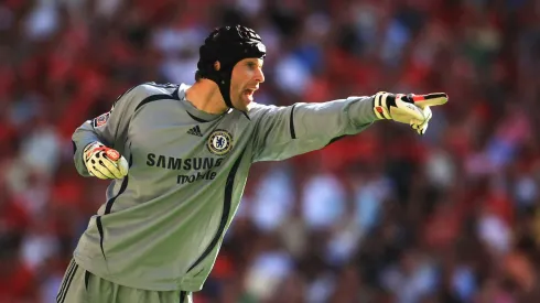 Petr Cech manda recado para jogador do Flamengo