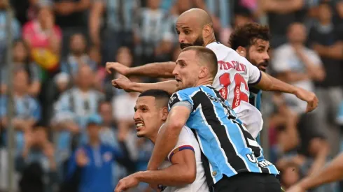 Thaciano faz gol contra o Grêmio na 23ª rodada do Campeonato Brasileiro.
