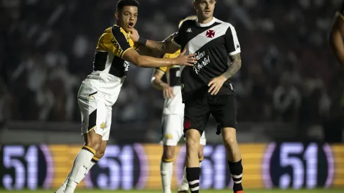 Vegetti jogador do Vasco disputa lance com Walisson Maia jogador do Criciuma. Foto: Jorge Rodrigues/AGIF