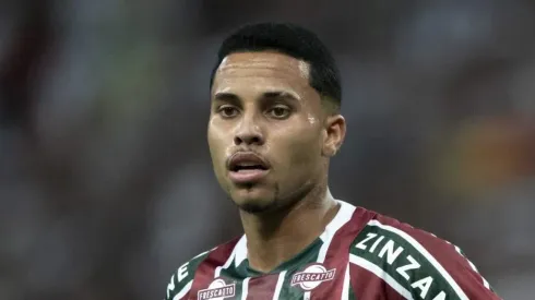 Alexsander durante partida do Brasileirão. Volante vai jogar na Arábia Saudita.