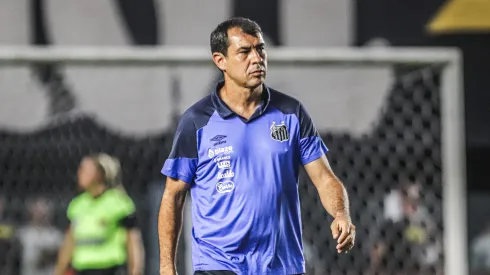 Treinador do Santos em partida na Vila Belmiro