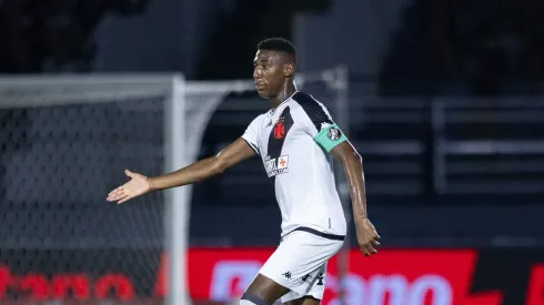 Torcida do Vasco se irrita com zagueiro Léo