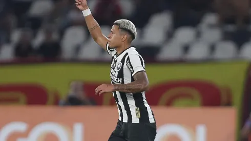 RIO DE JANEIRO, BRAZIL - AUGUST 18: Matheus Martins of Botafogo celebrates after scoring the team´s third goal during the match between Botafogo and Flamengo as part of Brasileirao 2024 at Estadio Olimpico Nilton Santos on August 18, 2024 in Rio de Janeiro, Brazil. (Photo by Wagner Meier/Getty Images)