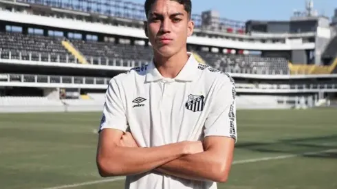 Jair, jovem craque dos Santos no campo do clube carioca.