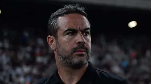 RJ - RIO DE JANEIRO - 18/08/2024 - BRASILEIRO A 2024, BOTAFOGO X FLAMENGO - Artur Jorge tecnico do Botafogo durante partida contra o Flamengo no estadio Engenhao pelo campeonato Brasileiro A 2024. Foto: Thiago Ribeiro/AGIF