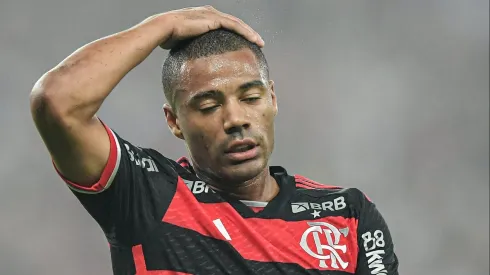 De La Cruz, jogador do Flamengo, lamenta durante partida contra o Palmeiras no estádio Maracanã pelo Brasileirão Série A 2024. Foto: Thiago Ribeiro/AGIF