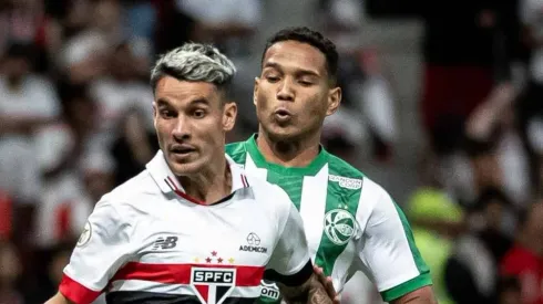 Ferreirinha durante partida contra o Juventude. Atacante sofre lesão no Choque-Rei.