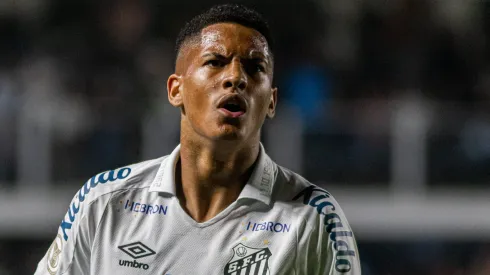 Ângelo não fez gol desde que saiu do Santos.