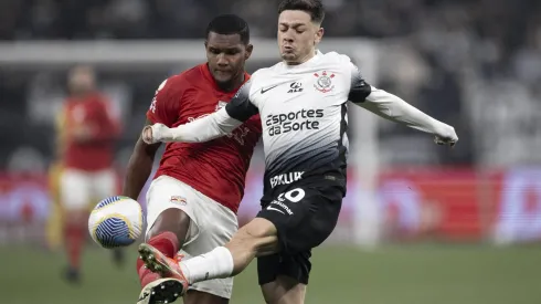 Corinthians e Red Bull Bragantino se enfrentando pelo Campeonato Brasileiro.