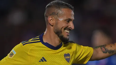 Darío Benedetto comemorando gol em partida entre Boca Juniors e Tigre, no Estádio José Dellagiovanna, pela Copa da Liga, no dia 06/02/2024.