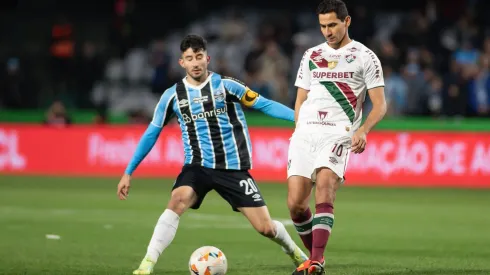 Grêmio e Fluminense se enfrentando na primeira partida das oitavas de final da Libertadores.