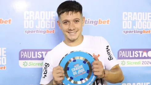 Rodrigo Garro Jogador do Corinthians ganha premio de melhor da partida ao final da partida contra o Palmeiras no estadio Arena Barueri pelo campeonato Paulista 2024.