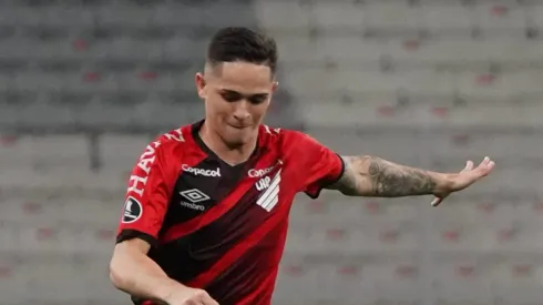 Khellven, ex-Athletico, é descartado na Gávea.