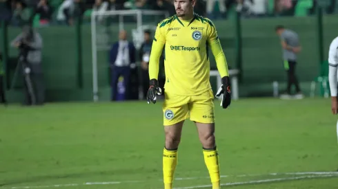 Goiás e Brusque duelam no Brasileirão.