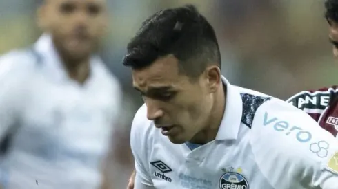 RJ - RIO DE JANEIRO - 20/08/2024 - COPA LIBERTADORES 2024, FLUMINENSE X GREMIO - Thiago Santos jogador do Fluminense disputa lance com Cristaldo jogador do Gremio durante partida no estadio Maracana pelo campeonato Copa Libertadores 2024. Foto: Jorge Rodrigues/AGIF