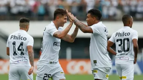 Vinicius Zanocelo, jogador do Santos comemora com o companheiro após marcar o segundo gol de sua equipe durante a partida entre o América-MG no Estádio Urbano Caldeira Vila Belmiro - Brasileirao Serie A -2022