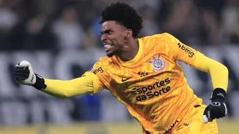 Hugo nas disputas de pênaltis do Corinthians. Foto: Ettore Chiereguini/AGIF