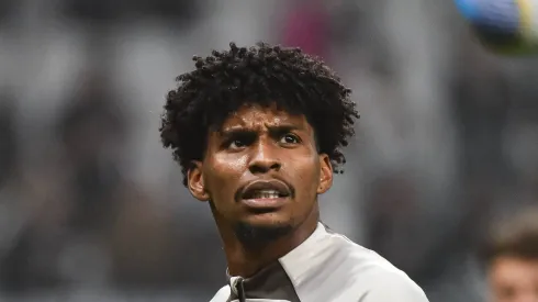 Hugo Souza em aquecimento com a camisa do Timão.