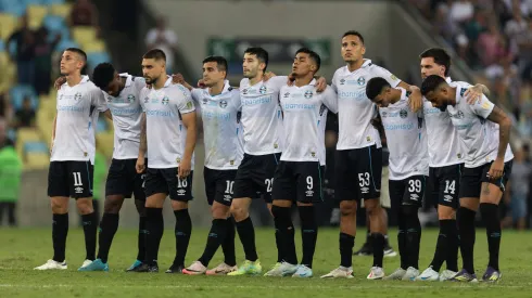 Jogadores do Grêmio reunidos nas cobranças de pênaltis contra o Fluminense, no Maracanã, pela Liberatdores.