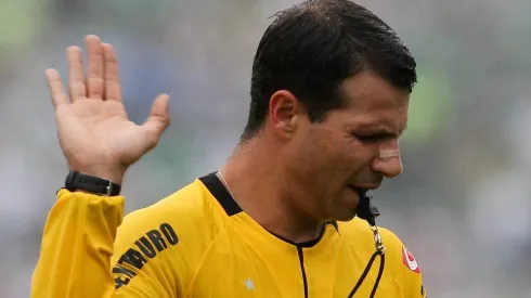 Leonardo Gaciba quando ainda apitava, em partida entre Avaí e Palmeiras, no dia 18/07/2010.