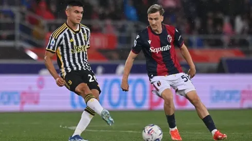 Carlos Alcaraz, da Juventus, compete pela bola com Alexis Saelemaekers do Bologna FC durante o jogo da Serie A TIM de 2024 em Bolonha, Itália