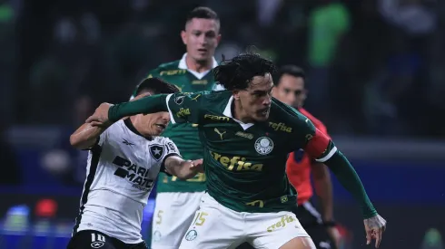 SP - SAO PAULO - 21/08/2024 - COPA LIBERTADORES 2024, PALMEIRAS X BOTAFOGO - Gustavo Gomez jogador do Palmeiras durante partida contra o Botafogo no estadio Arena Allianz Parque pelo campeonato Copa Libertadores 2024. Foto: Ettore Chiereguini/AGIF