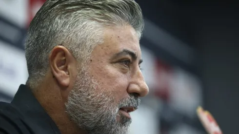 Alexandre Gallo cuida da negociação para rescindir contrato de jogador de 23 anos no Peixe