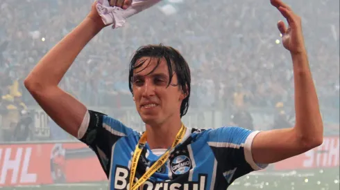 Grêmio quer Pedro Geromel mais tempo no elenco.<br />
Football Gremio wins Copa Do Brasil Final Gr Million X ATL Tico MG Porto Alegre RS 07 12 2016 Final Grmio X Atltico MG Celebration Player Pedro Geromel Gremio is Penta Champion of Brazil Cup After Draw AT 1 1 with Atletico MG in The Second Game of The Final AT The Arena Gremio in Porto Alegre RS Photo Eldio Suzano Fotoarena PUBLICATIONxNOTxINxBRAxCHN EldioxSuzano
