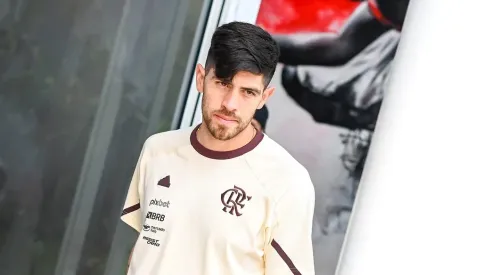 Rossi no embarque do Rubro-Negro. Foto: Marcelo Cortes / CRF.