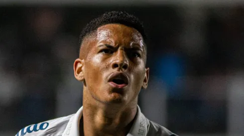 Ãngelo ex-Santos e atualmente na Europa