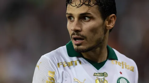 Raphael Veiga pode ser suspenso por expulsão em dérbi e pegar até 12 jogos de gancho